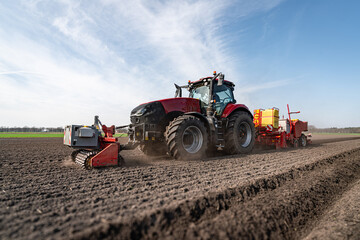 Anbau von Kartoffeln - Aussaat mit modernster Landtechnik, Seitenansicht. - 784649728