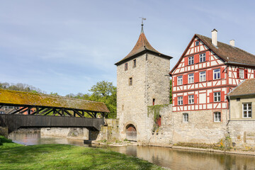 Blick auf den mittelalterlichen Stadtkern von Schwäbisch Hall mit seinen Fachwerkhäusern - 784666939