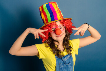 animadora infantil con gorro de colores peluca roja y gafas rosa con nariz de payaso