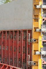 Betonbau, Teile einer Schalung auf einer Baustelle