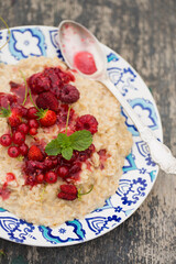 Quick breakfast of oatmeal and berries
