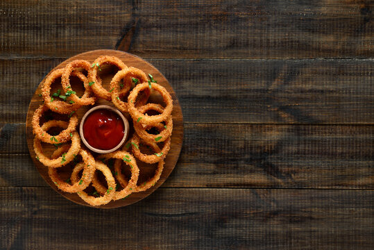 Onion rings with tomato sauce