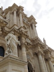 Uno scorcio della faccita barocca del Duomo di Siracusa.