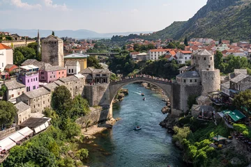 Selbstklebende Tapeten Stari Most Neretva River Running Through Mostar, with the Old Bridge (Stari Most), Bosnia and Herzegovina