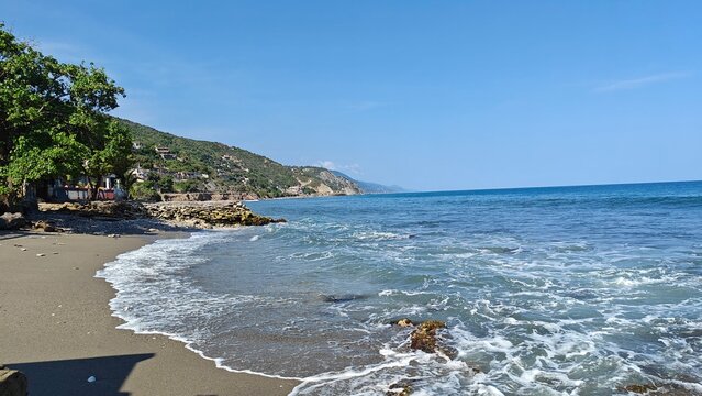 Vista panor&aacute;mica de la orilla de la playa horizonte azul y monta&ntilde;a de la costa del estado La Guaira en Venezuela.