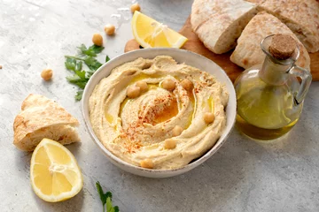 Fototapeten Hummus with chickpea olive oil and lemon with  crackers © KEA