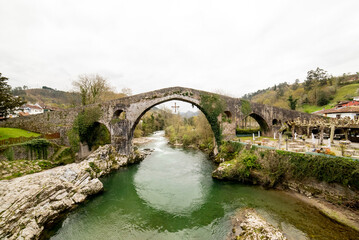 Roman bridge in the town of Cangas de Onis, Asturias, Spain - 784770359
