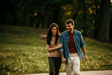 Obraz premium Couple enjoying the serenity of a sunset walk outdoors