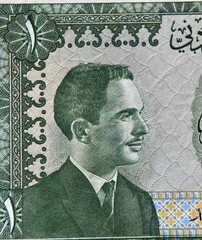 un retrato del rey Hussein I  de Jordania en un billete de banco de Jordania