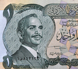 un retrato del rey Hussein I  de Jordania en un billete de banco de Jordania - 784783368