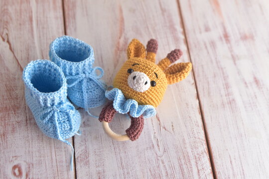 Escarpines y mordedor para beb&eacute; var&oacute;n