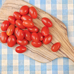 tas de tomates cerises, en gros plan, vue du dessus sur une table - 784795567