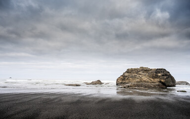 Obraz premium Large Rocks In The Surf Along Kalaloch Beach In Olympic