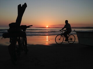 Atardecer en bicicleta por la playa