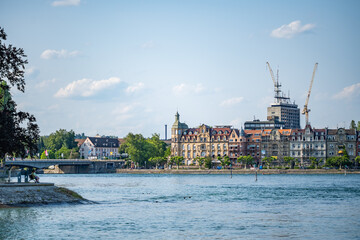 Die Uferpromenade bei der Rheinbrücke ist an einem Sommertag gut besucht. Konstanz, Bodensee,...