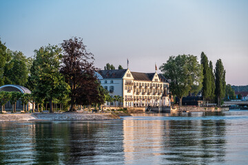 Das Steigenberger Inselhotel erwacht im morgentlichen Sonnenlicht. Konstanz, Bodensee,...