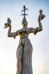 Ganzkörperansicht der Imperia-Statue mit dem staatlichen und geistlichen Oberhaupt in der Hand und dem Himmel im Hintergrund. Konstanz, Bodensee, Baden-Württemberg, Deutschland, Europa.
