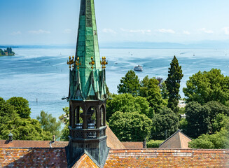 Blick auf den Ostturm des Münster Unserer Lieben Frau und den See mit Schiffsverkehr an einem...