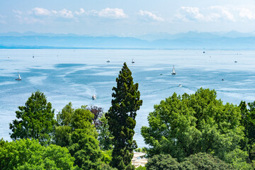 Blick auf den mit Schiffen befahreren See an einem sonnigen Sommertag. Konstanz, Bodensee, Baden-Württemberg, Deutschland, Europa.