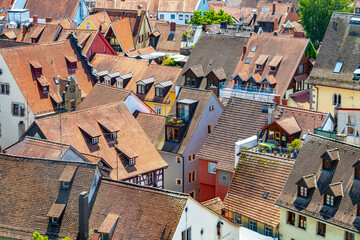 Blick über die Dächer der Altstadt Häuser mit den vielen Gauben, Fenstern und Dachterrassen an einem sonnigen Sommertag. Wessenbergstraße, Konstanz, Bodensee, Baden-Württemberg, Deutschland, Europa.