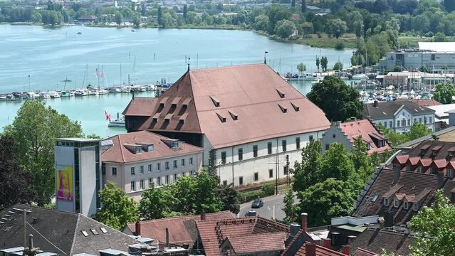 Panoramablick &uuml;ber vom Hafen &uuml;ber den See und M&uuml;nsterturm an einem sonnigen Sommertag. Konstanz, Bodensee, Baden-W&uuml;rttemberg, Deutschland, Europa.