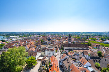Panoramablick vom Münster Unserer Lieben Frau die Altstadt mit Stephan Kirche und Fußgängerzone an einem sonnigen Sommertag. Konstanz, Bodensee, Baden Württemberg, Deutschland, Europa.