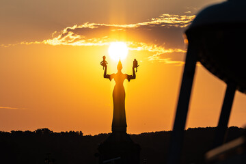 Die Sonne steht am Morgen über der Imperia-Statue, die das geistliche und staatliche Oberhaupt in...