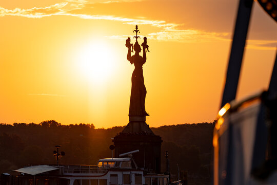 Die Imperia-Statue thront &uuml;ber dem Hafen vor der aufgehenden Sonne, in ihren H&auml;nden h&auml;lt sie das geistliche und staatliche Oberhaupt. Konstanz, Bodensee, Baden-W&uuml;rttemberg, Deutschland, Europa.