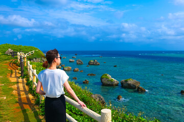 沖縄の海を眺める女性