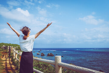 Fototapeta na wymiar 沖縄の海を眺める女性