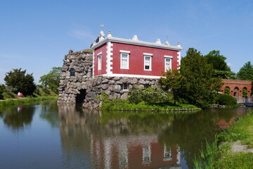 Fototapeta na wymiar Insel Stein mit Vulkan Vesuv und Villa Hamilton im Wörlitzer Park im Dessau Wörlitzer Gartenreich