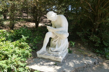 Skulptur Dorn im Fuß im romantischen Wörlitzer Park von Wörlitz Landschaftspark im...