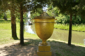 Goldene Urne im Wörlitzer Park im Dessau Wörlitzer Gartenreich