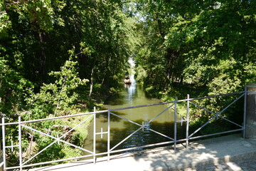 Brückengeländer am Kanal im Wörlitzer Park im Dessau-Wörlitzer Gartenreich