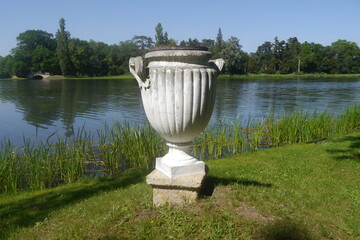 Vase vor Wörlitzer See im Wörlitzer Park im Dessau-Wörlitzer Gartenreich