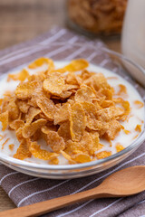 食卓に置かれたミルクをかけた朝食シリアル