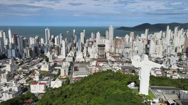 Balne&aacute;rio Cambori&uacute;: Brazil's paradise beach town.
Experience the magic of Balne&aacute;rio Cambori&uacute;: vibrant nightlife, stunning beaches, and endless adventures.
Escape to Balne&aacute;rio Cambori&uacute;: your dream vaca