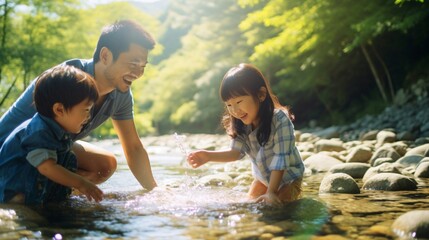 家族で川遊び、川で遊ぶ日本人親子