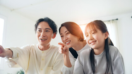 Fototapeta premium テレビを見る親子