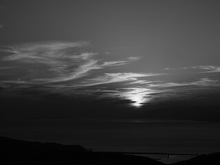 白黒の沈みかける夕陽