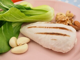 닭가슴살 스테이크와 청경채, 마늘, 견과류, 토마토