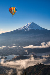新道峠より雲海の富士山上空を漂うバルーン