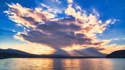 美しい夕焼け雲に染まる山中湖