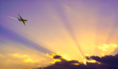 夕暮れの美しい太陽光線の中を飛行する航空機