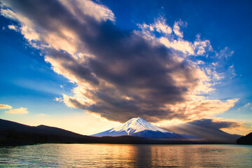 美しい夕焼け雲に富士山合成