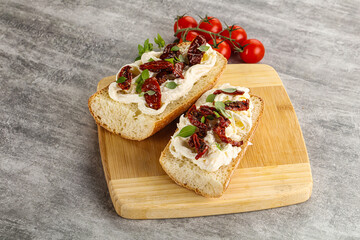 Bruschetta with strachatella and dry tomato