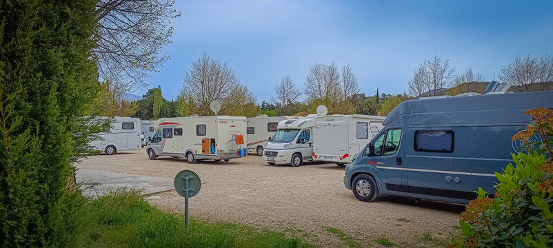 aire de camping car de la ville de Vaison la Romaine (Vaucluse, France)