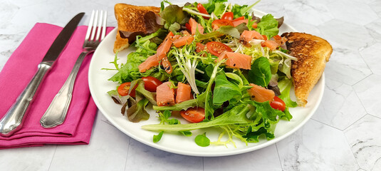 salade de saumon fumé, en gros plan, dans une assiette - 784982513