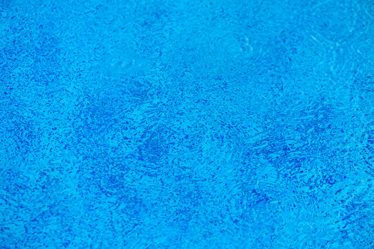 drops of water on the surface of the water in the pool 4