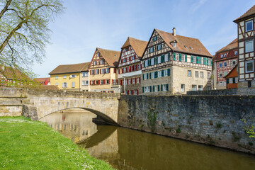 Blick auf den mittelalterlichen Stadtkern von Schwäbisch Hall mit seinen Fachwerkhäusern - 785013521